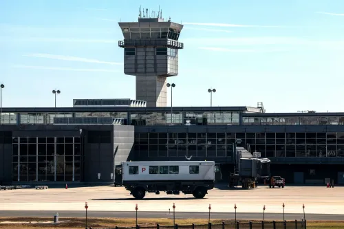 مطار Dulles الدولي يظهر في الصورة، حيث تُجرى فيه فحوصات صحية للركاب القادمين من مناطق الإيبولا في أفريقيا.