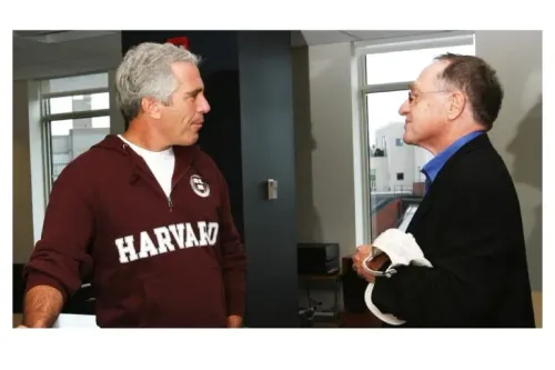 لقاء بين جيفري إبشتاين والمحامي ألين ديرشوفيتس في مكان مغلق، حيث يتبادلان الحديث. إبشتاين يرتدي سترة تحمل شعار جامعة هارفارد.