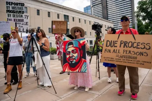 محتجون يحملون لافتات تطالب بالعدالة لكيلمار أبريغو غارسيا، مع صورة له، في تجمع للدفاع عن حقوقه القانونية.