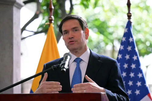 وزير الخارجية الأمريكي ماركو روبيو يتحدث في كيتو، مع العلمين الإكوادوري والأمريكي خلفه، حول تصنيف جماعات إجرامية كإرهابية.