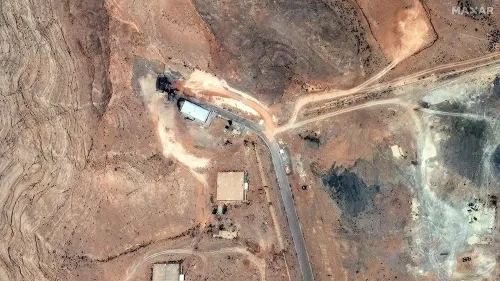 صورة جوية لموقع نووي إيراني في أصفهان، تظهر المنشآت المحيطة بالطريق والبيئة القاحلة، بعد الضربات الأمريكية.