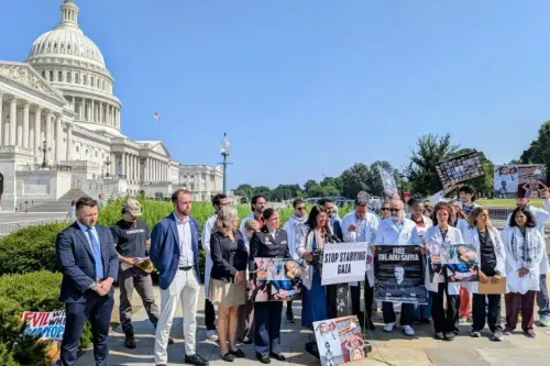 احتجاج خارج مبنى الكابيتول الأمريكي، حيث يتجمع متظاهرون يحملون لافتات تدعو لإنهاء تجويع غزة.