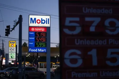 أسعار البنزين في محطة وقود Mobil، حيث يظهر سعر الغالون العادي 5.19 دولار، وسط تصاعد أزمة الطاقة في الولايات المتحدة.