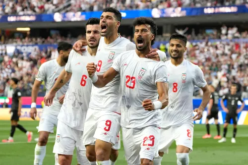 فرحة لاعبي المنتخب الإيراني بعد تسجيل هدف، مع احتفالات حماسية في مباراة كأس العالم، حيث يستعد الفريق لمواجهة مصر في Seattle.