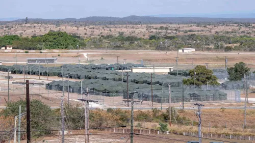 منشآت خيام في قاعدة غوانتانامو، تُظهر المساحات الشاسعة المخصصة لإيواء المهاجرين، وسط مخاوف من عدم تلبية معايير الاحتجاز.