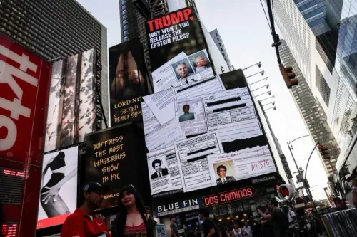 لوحة إعلانات في تايمز سكوير تعرض رسالة تطالب ترامب بإطلاق ملفات إبشتاين، مع صور ومستندات تتعلق بالقضية.