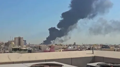 دخان أسود يتصاعد فوق مبانٍ في إيران بعد ضربات جوية أمريكية استهدفت منشآت عسكرية جنوب البلاد.