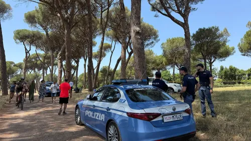 مشهد لشرطة إيطالية في حديقة في روما، حيث يتواجد ضباط ومارة، بعد اعتقال رجل أمريكي مشتبه به في جريمة قتل.