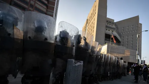 جنود من مشاة البحرية الأمريكية يرتدون دروعًا واقية أثناء وجودهم في لوس أنجلوس، في إطار استجابة للاحتجاجات واستعادة النظام.