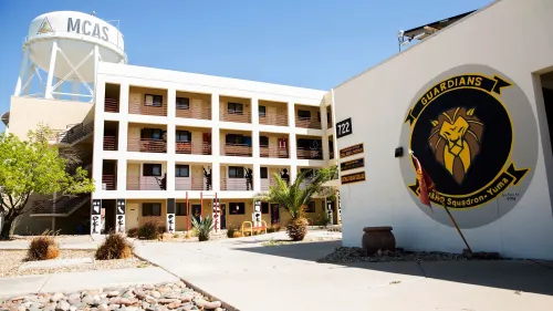 مبنى قاعدة مشاة البحرية الجوية في يوما، يظهر شعار "ال Guardians" مع تفاصيل عن موقع القاعدة العسكرية، في إطار تعزيز الأمن على الحدود.