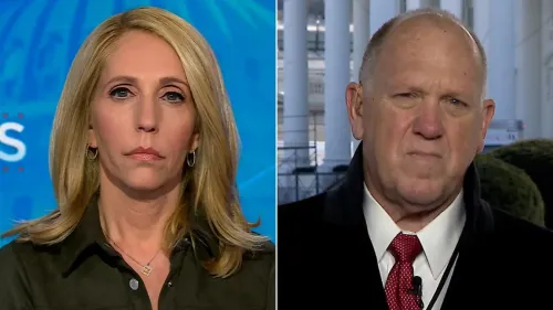 شخصيتان تتحدثان في بث مباشر حول إرسال قوات إضافية إلى الحدود الأمريكية المكسيكية، مع التركيز على أمن الحدود والسياسات.