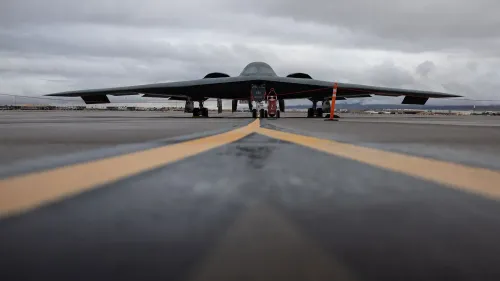 قاذفة B-2 الأمريكية تستعد للإقلاع على مدرج مطار، مع وجود معدات للتزود بالوقود في الخلفية، في سياق تحركات عسكرية تجاه إيران.