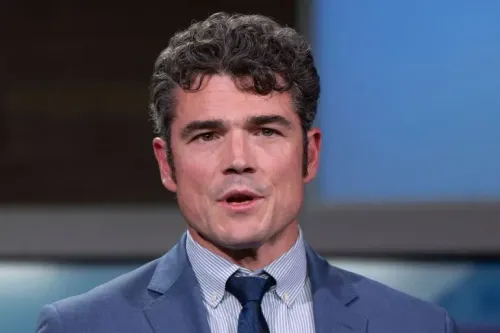 جو كينت، مدير المركز الوطني الأمريكي لمكافحة الإرهاب، يتحدث بجدية، مرتديًا بدلة رسمية، في سياق استقالته بسبب الحرب مع إيران.