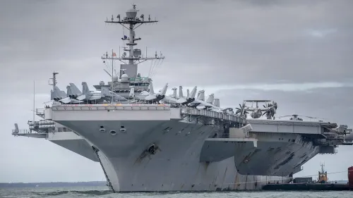 حاملة الطائرات "يو إس إس هاري ترومان" تبحر في البحر الأبيض المتوسط، مع وجود طائرات مقاتلة على سطحها، بعد تعرضها لحادث تصادم مع سفينة تجارية.