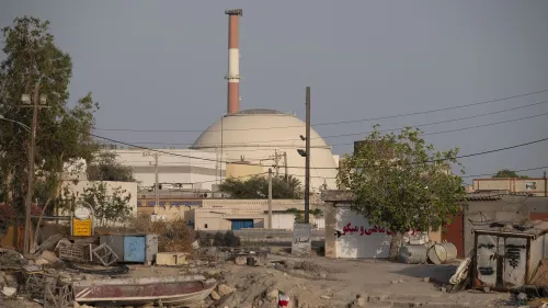 منشأة نووية في إيران محاطة بمبانٍ قديمة وأشجار، تعكس الوضع السياسي المتوتر حول برنامج طهران النووي والمحادثات مع الولايات المتحدة.