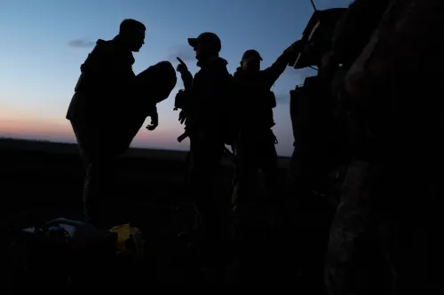 جنود أوكرانيون يستعدون في ضوء الفجر، يتبادلون الحديث حول الاستعدادات للقمة المرتقبة بين ترامب وبوتين.