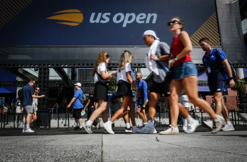 حشود من مشجعي التنس يتجهون نحو مركز بطولة أمريكا المفتوحة في نيويورك، مع التركيز على تعزيز الأمن بعد الحوادث السابقة.
