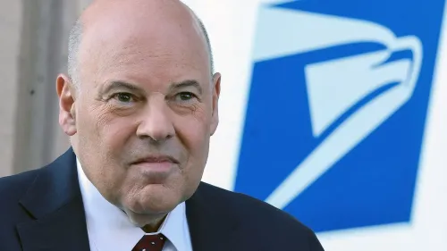 استقال لويس ديجوي من رئاسة هيئة البريد الأمريكية، مع ظهور علامات تدقيق وخصخصة في الوكالة.