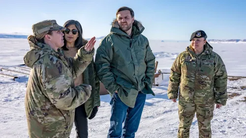 زيارة نائب الرئيس الأمريكي جيه دي فانس لقاعدة بيتوفيك في غرينلاند، مع قادة عسكريين، في إطار مناقشات حول السيطرة الأمريكية على الجزيرة.