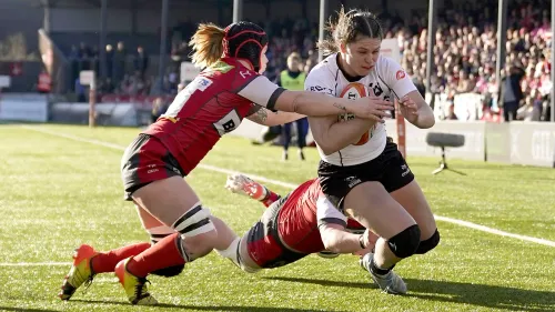 إيلونا ماهر تسجل محاولة في مباراتها الأخيرة مع فريق بريستول بيرز للسيدات، وسط حشد جماهيري كبير في ملعب أشتون جيت.