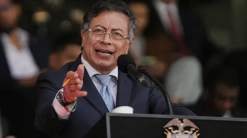 شعار قناة CNN مع عبارة "أخبار عاجلة" على خلفية حمراء، يبرز أهمية العقوبات المفروضة على الرئيس الكولومبي غوستافو بيترو.