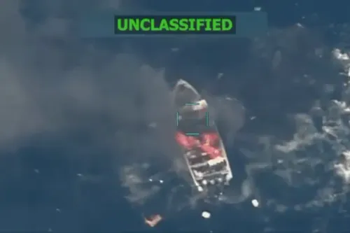 قارب يُشتبه في تهريبه للمخدرات يتعرض لهجوم جوي، مع تصاعد الدخان حوله في مياه المحيط الهادئ.