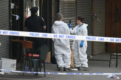تحقيقات الشرطة في موقع إطلاق نار في بروكلين، حيث يرتدي المحققون ملابس واقية ويعملون بجوار شريط "لا تعبر".