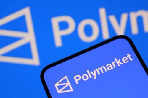 شعار منصة Polymarket على خلفية زرقاء، يُظهر التركيز على المراهنات على الأحداث السياسية، وسط جدل حول استخدامها من قبل مسؤولين حكوميين.