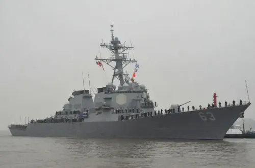 مدمرة أمريكية من طراز إيجيس، تحمل الرقم 63، تبحر في المياه مع طاقمها، تمثل التعاون بين الولايات المتحدة وكوريا الجنوبية في بناء السفن.