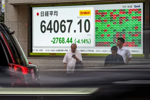 شاشة تعرض تراجع مؤشر نيكي الياباني بنسبة 4.14% وسط تداولات متقلبة في أسواق الأسهم الآسيوية بعد تقدم تقني في الذكاء الاصطناعي الصيني.