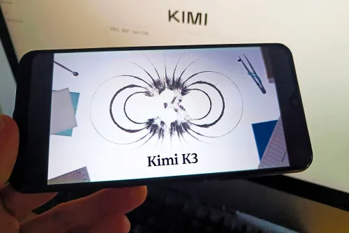 شاشة هاتف تعرض شعار نموذج الذكاء الاصطناعي Kimi K3 من شركة Moonshot الصينية المتقدمة في تقنيات الذكاء الاصطناعي المفتوح المصدر.