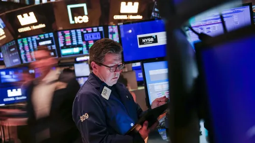 تاجر في بورصة نيويورك يراقب شاشات الأسعار مع تراجع العقود الآجلة للأسهم الأمريكية وسط مخاوف من الركود.
