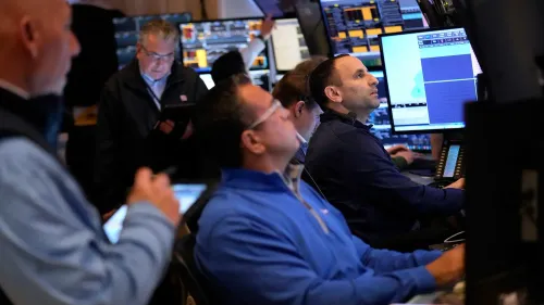 تداول المستثمرون في وول ستريت، مع التركيز على شاشات البيانات المالية، وسط تراجع الأسواق بسبب المخاوف الاقتصادية.