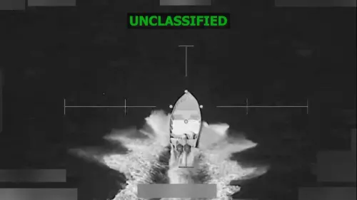 ضربة جوية أمريكية تستهدف قاربًا مزعومًا لتهريب المخدرات في المحيط الهادئ، مع وجود طاقم على متنه، في إطار عملية "الرمح الجنوبي".