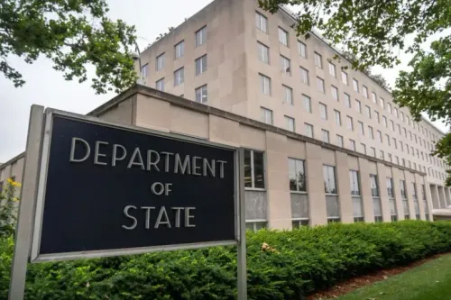 مبنى وزارة الخارجية الأمريكية مع لافتة واضحة تحمل اسم "Department of State"، في سياق تعليق الوزارة على تأشيرات زيارة الفلسطينيين من غزة.