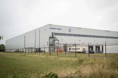 مستودع في بلجيكا حيث تُخزن وسائل منع الحمل المقرر إتلافها، وسط جدل حول ضرورة تسليمها للنساء المحتاجات.