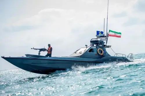 زورق حربي إيراني مزود بأسلحة، يبحر في مياه مضيق هرمز، وسط تصاعد التوترات بين إيران والولايات المتحدة.