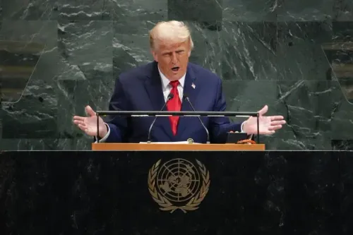 دونالد ترامب يتحدث في الأمم المتحدة، معبرًا عن خطط انسحاب الولايات المتحدة من منظمات دولية، بما في ذلك قضايا المناخ والديمقراطية.