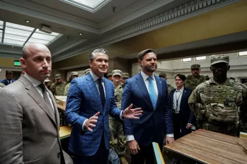 زيارة نائب الرئيس جيه دي فانس ووزير الدفاع بيت هيغسيث لقوات الحرس الوطني في واشنطن، مع وجود جنود في الخلفية.