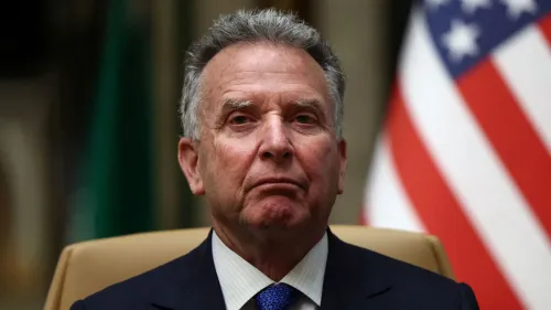 ستيف ويتكوف، المبعوث الأمريكي الخاص، أثناء حديثه عن محادثات إيران النووية، مع العلميات الأمريكية خلفه.