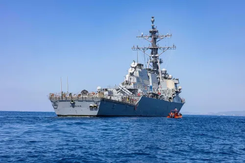 مدمرة صواريخ موجهة تابعة للبحرية الأمريكية USS Higgins تبحر في بحر الصين الجنوبي، تعزز حرية الملاحة في المنطقة المتنازع عليها.