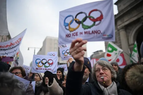 متظاهرون يحملون لافتات مكتوب عليها "لا للـ ICE في ميلانو" خلال احتجاج ضد دور وكالة إنفاذ قوانين الهجرة في دورة الألعاب الأولمبية الشتوية.