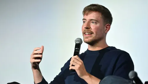 جيمي دونالدسون، المعروف بمستر بيست، يتحدث في حدث عام، مع التركيز على قضايا تتعلق بزيارته لمواقع أثرية في المكسيك.