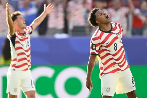 لاعبو منتخب الولايات المتحدة يحتفلون بفوزهم في مباراة كأس العالم ضد البوسنة والهرسك، معبرة عن فرحة تخطي مرحلة خروج المغلوب بعد 24 عاماً.