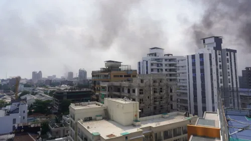 دخان كثيف يتصاعد فوق مباني كينشاسا في جمهورية الكونغو الديمقراطية، مما يعكس حالة الفوضى والاحتجاجات العنيفة في العاصمة.