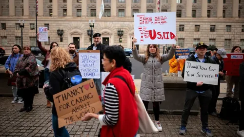 محتجون يحملون لافتات تدعم الوكالة الأمريكية للتنمية الدولية (USAID) ويعبرون عن شكرهم للخدمات الإنسانية خلال تظاهرة في واشنطن.