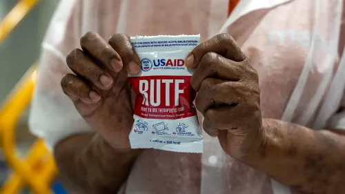 عبوة من معجون زبدة الفول السوداني المعالج للأطفال، تحمل علامة الوكالة الأمريكية للتنمية الدولية، جاهزة للاستخدام لعلاج سوء التغذية الحاد.