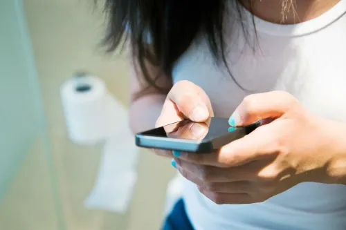 استخدام الهاتف الذكي في الحمام قد يزيد من خطر الإصابة بالبواسير، حيث يقضي المستخدمون وقتًا أطول في المرحاض.