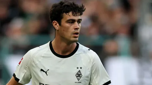 لاعب الوسط الهجومي الأمريكي جيو رينا خلال مباراة مع نادي Borussia Mönchengladbach الألماني قبل انتقاله إلى نادي Strasbourg الفرنسي.