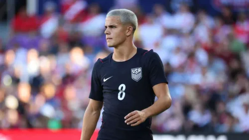لاعب منتخب الولايات المتحدة كافان سوليفان يرتدي القميص رقم 8 خلال مباراة دولية في أورلاندو، مع التركيز على جيل الشباب الواعد في كرة القدم الأمريكية.